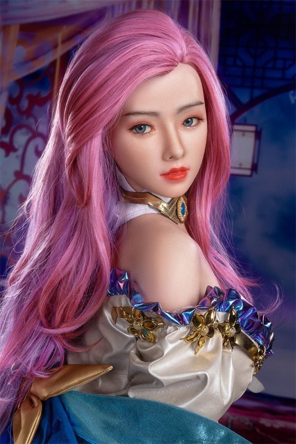 Celestia dans une tenue inspirée de Final Fantasy, mettant en valeur ses courbes parfaites et son look fantastique.