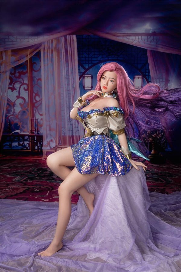 Vue latérale de Celestia, mettant en valeur la douceur de sa peau en TPE et ses proportions équilibrées.
