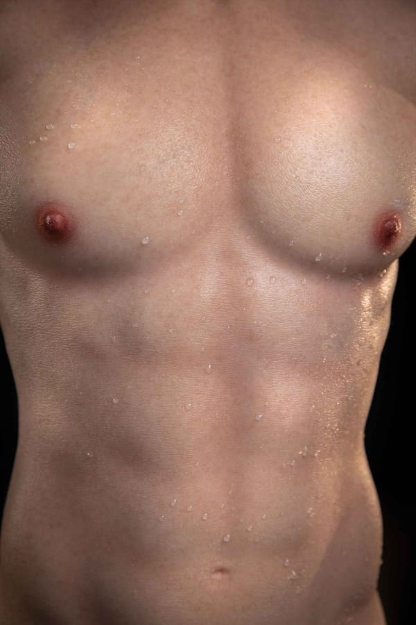 torso debout sous une lumière douce