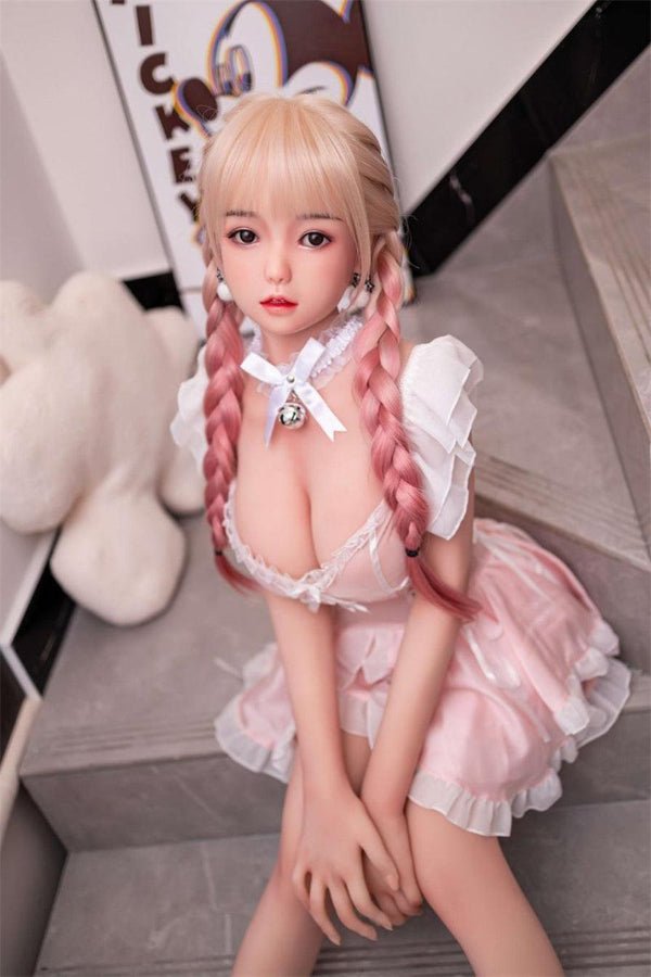 Mirai en pose allongée, mettant en valeur son allure manga.
