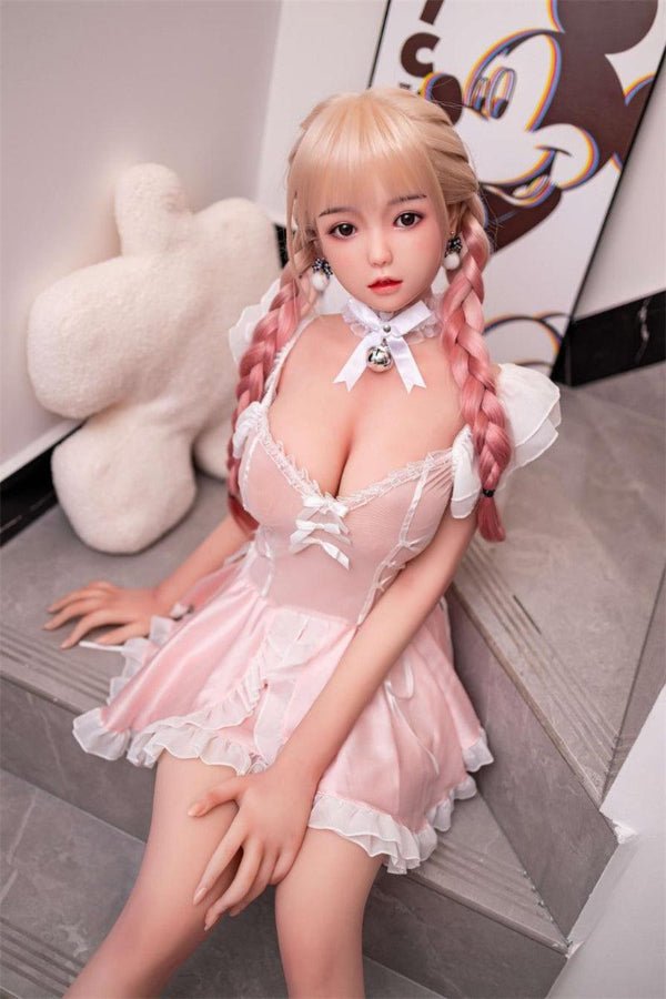 Petite doll Mirai avec un charme innocent et subtil.