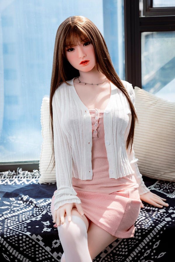 Poupée Ava, élégance en robe rose et gilet blanc.