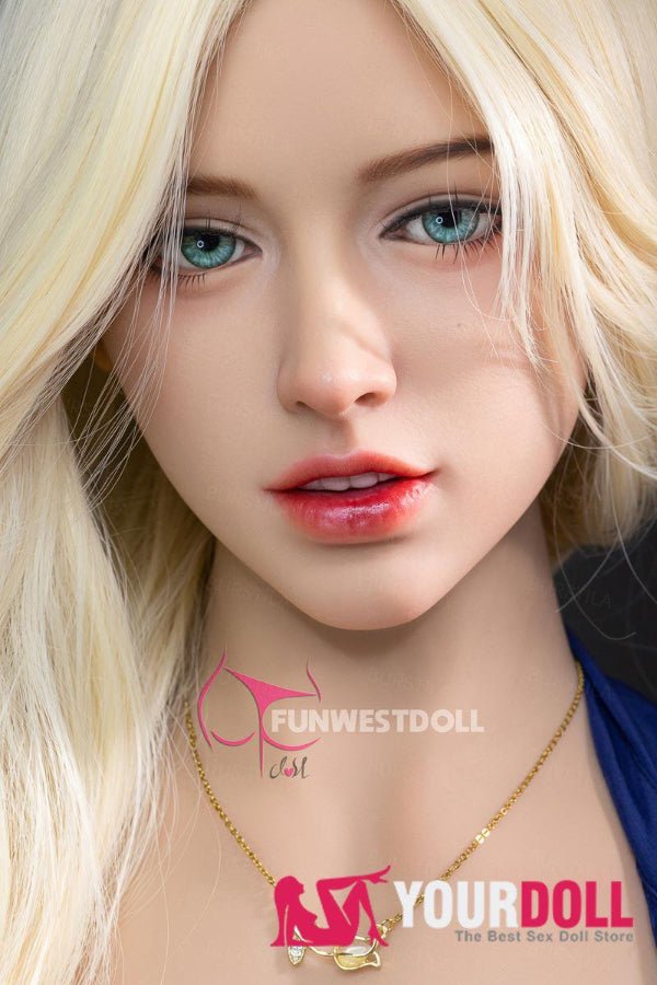 Claire avec un regard pensif, ses yeux bleus captivants racontant une histoire silencieuse.