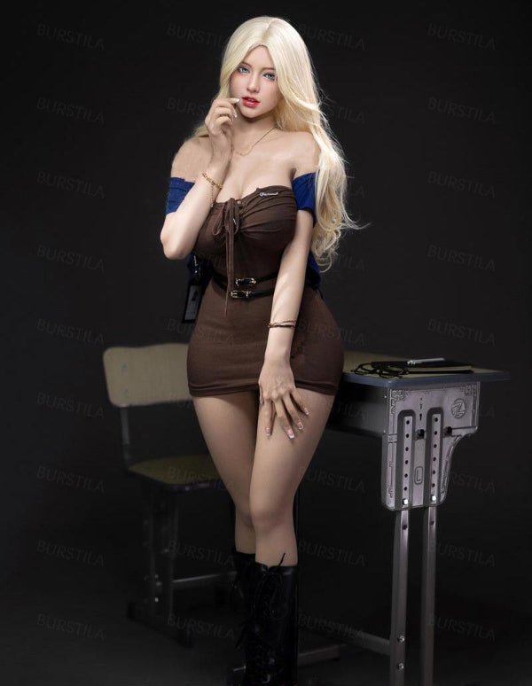 Claire dans une robe élégante, mettant en valeur ses courbes gracieuses et son allure sophistiquée.