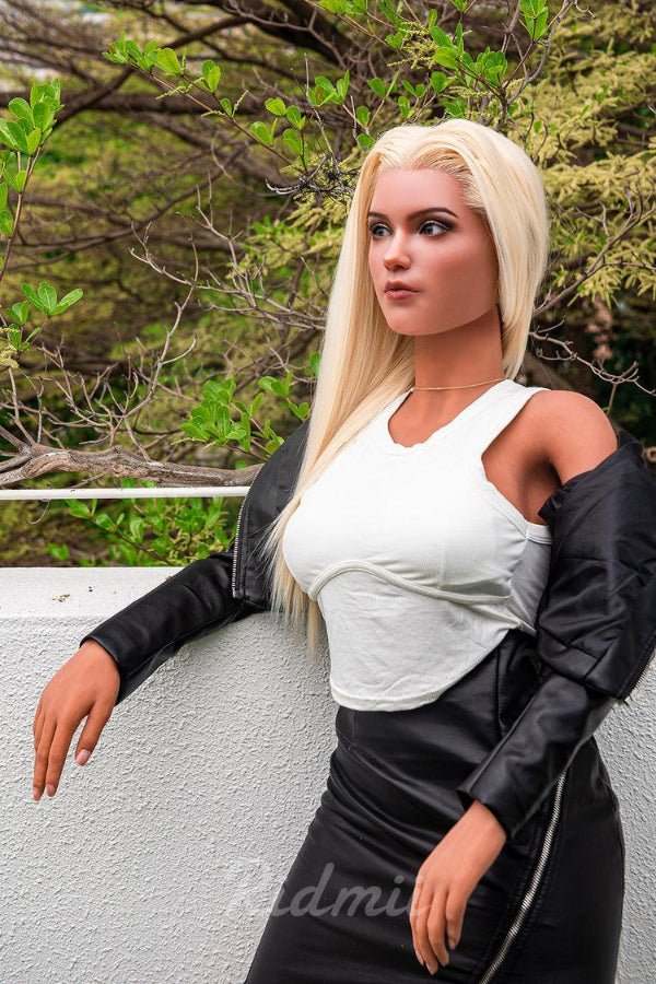 Clio debout en tenue moulante, silhouette parfaite