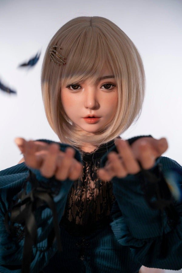 Détails réalistes du visage de la poupée blonde Elyse