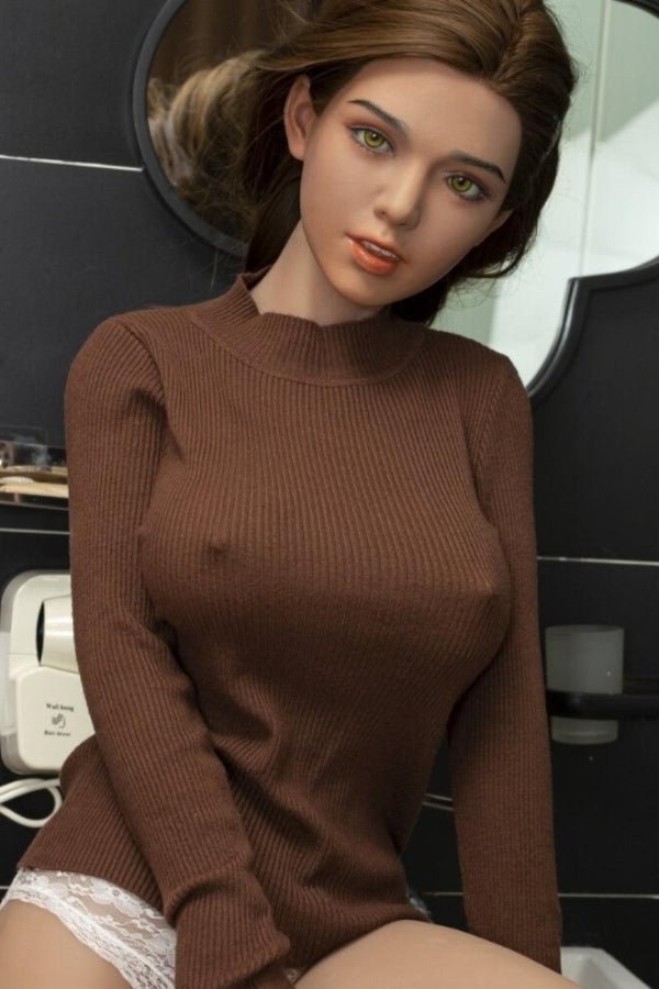 emily-poupee-sexuelle-gros-seins