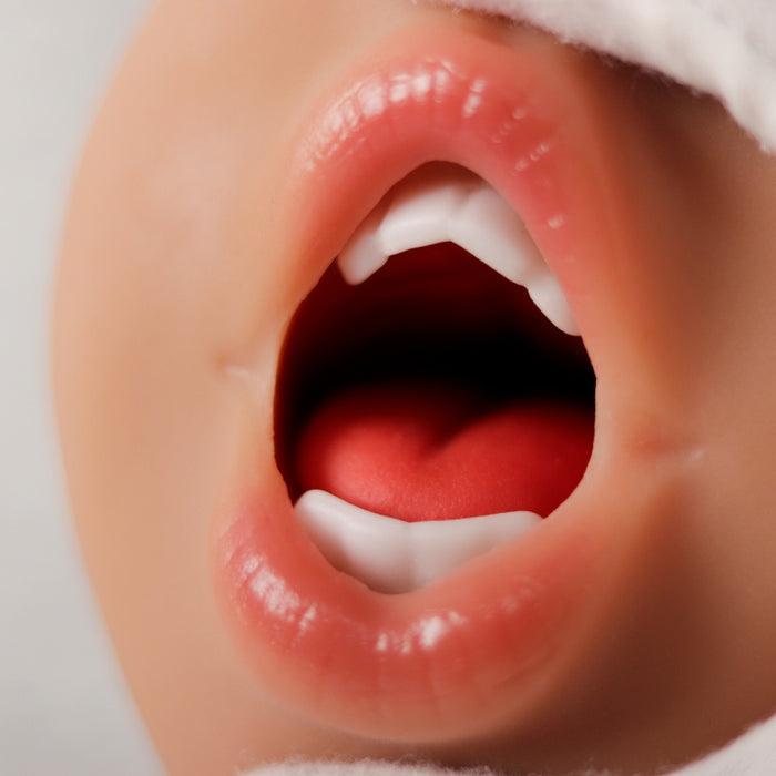 Gros plan sur l'ouverture bouche de Livie avec des détails réalistes et une texture douce