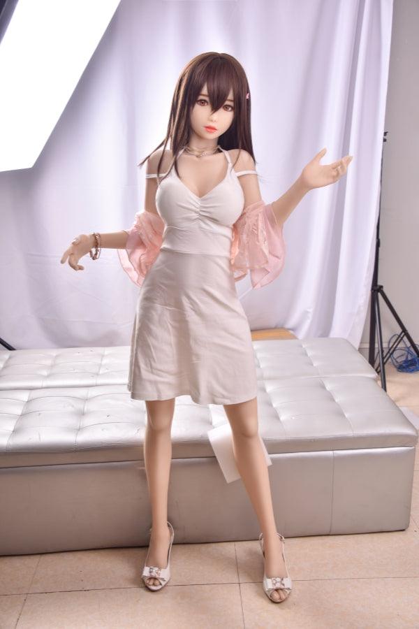 Poupée Sakura montrant ses épaules nues.