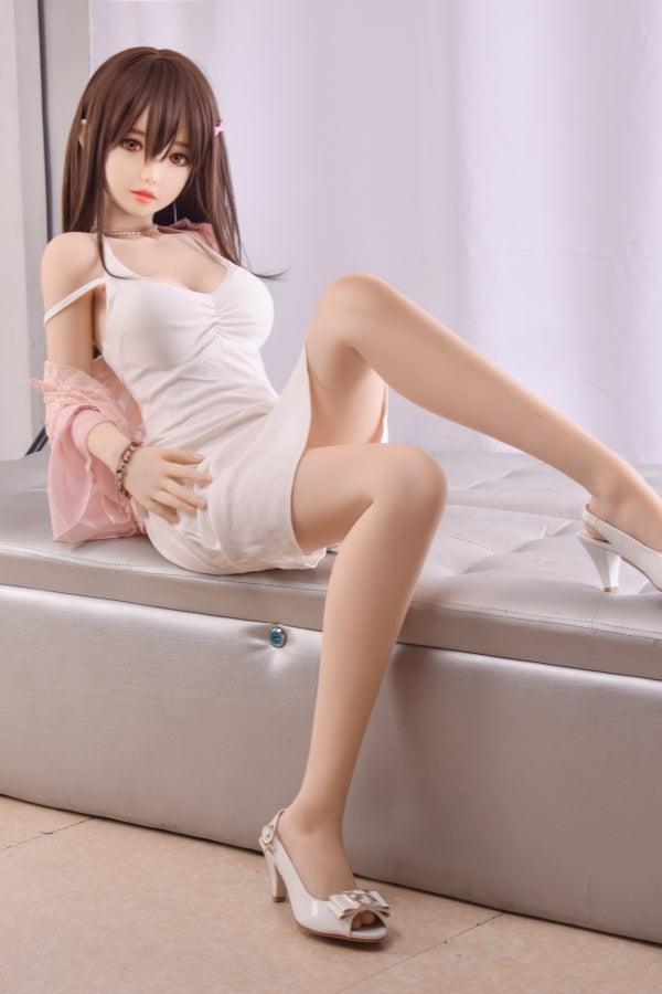Corps sensuel de Sakura mettant en valeur ses courbes délicates.