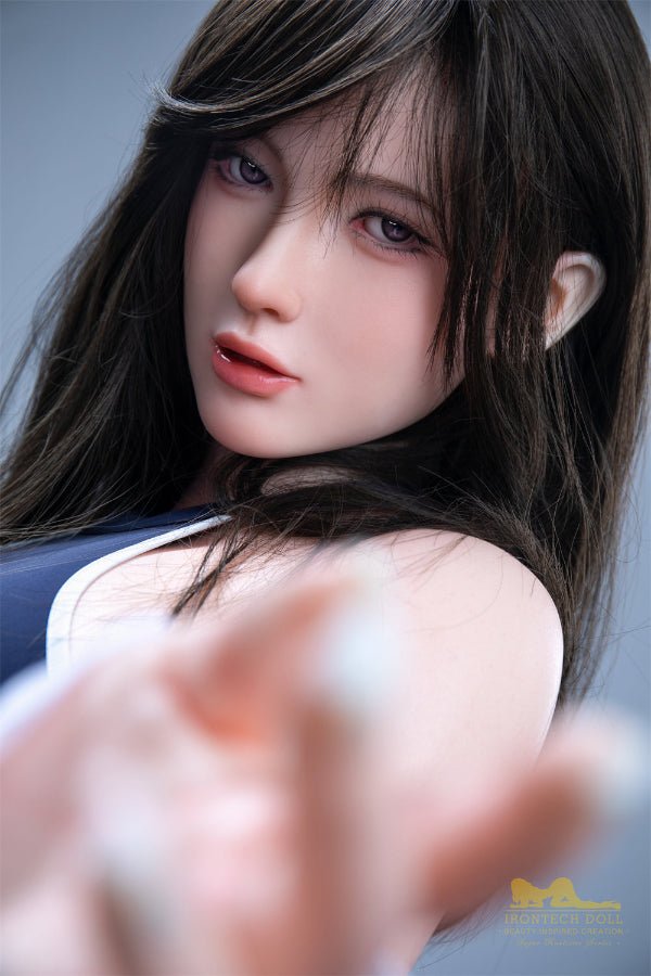 Poupée avec yeux réalistes et regard captivant